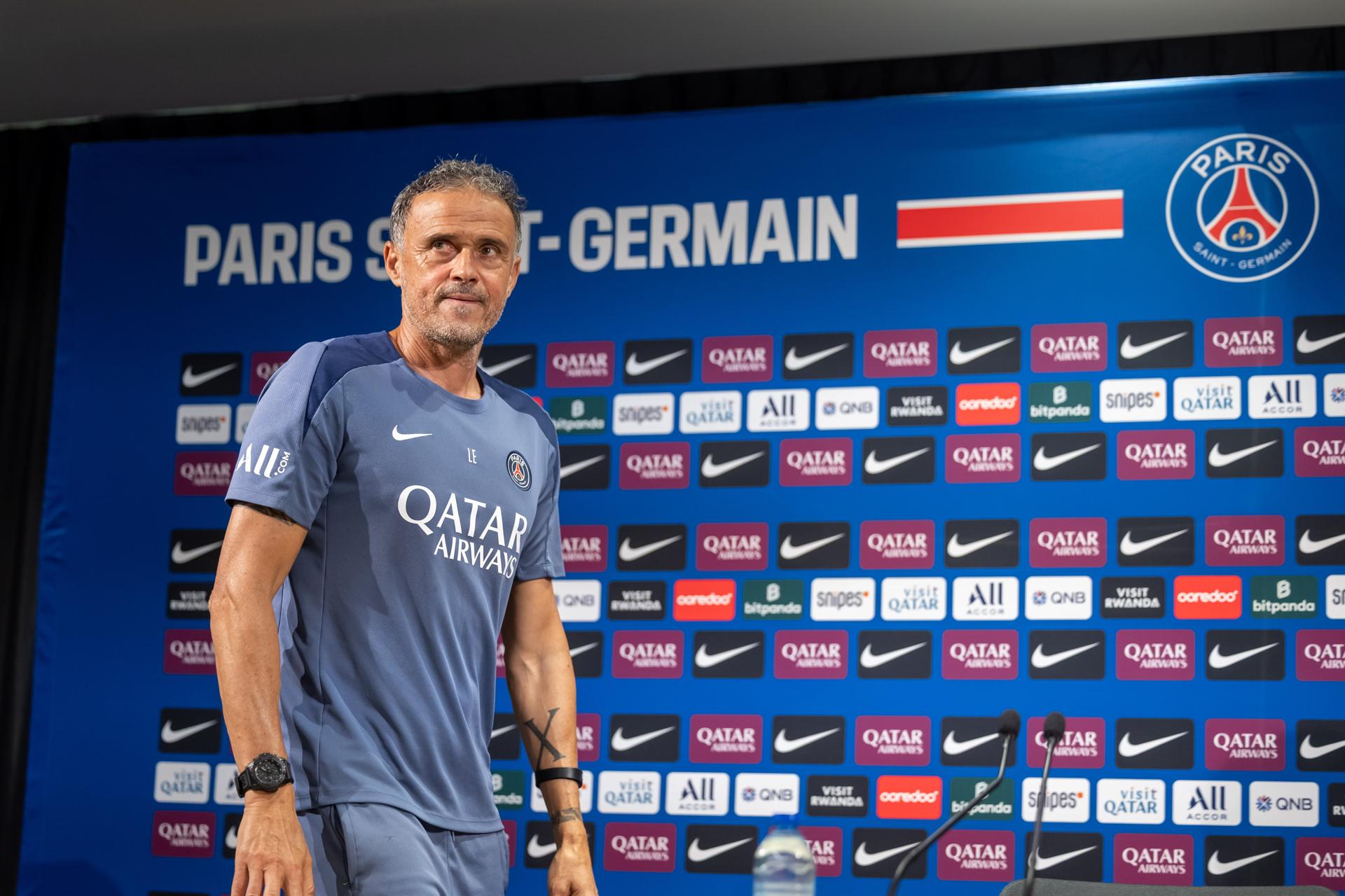 El entrenador del París Saint-Germain, Luis Enrique, en rueda de prensa. EFE/EPA/CHRISTOPHE PETIT TESSON