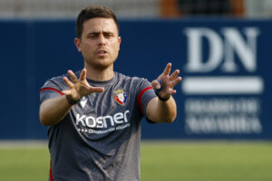 Fotografía de Jesús Diges, en la que puede verse en una imagen de archivo del pasado 12 de agosto al entrenador de Osasuna Alessio Lisci, durante un entrenamiento. EFE