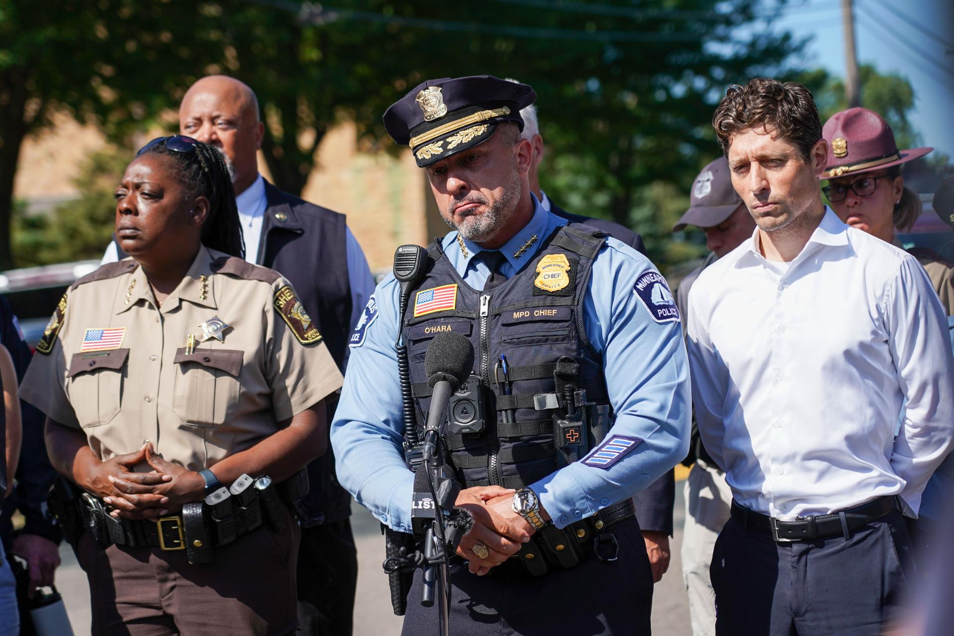 El jefe de policía de Minneapolis, Brian O'Hara (centro), y el alcalde Jacob Frey (derecha) ofrecen una conferencia de prensa en Minneapolis, Minnesota, EE. UU., el 27 de agosto de 2025. EFE/CRAIG LASSIG