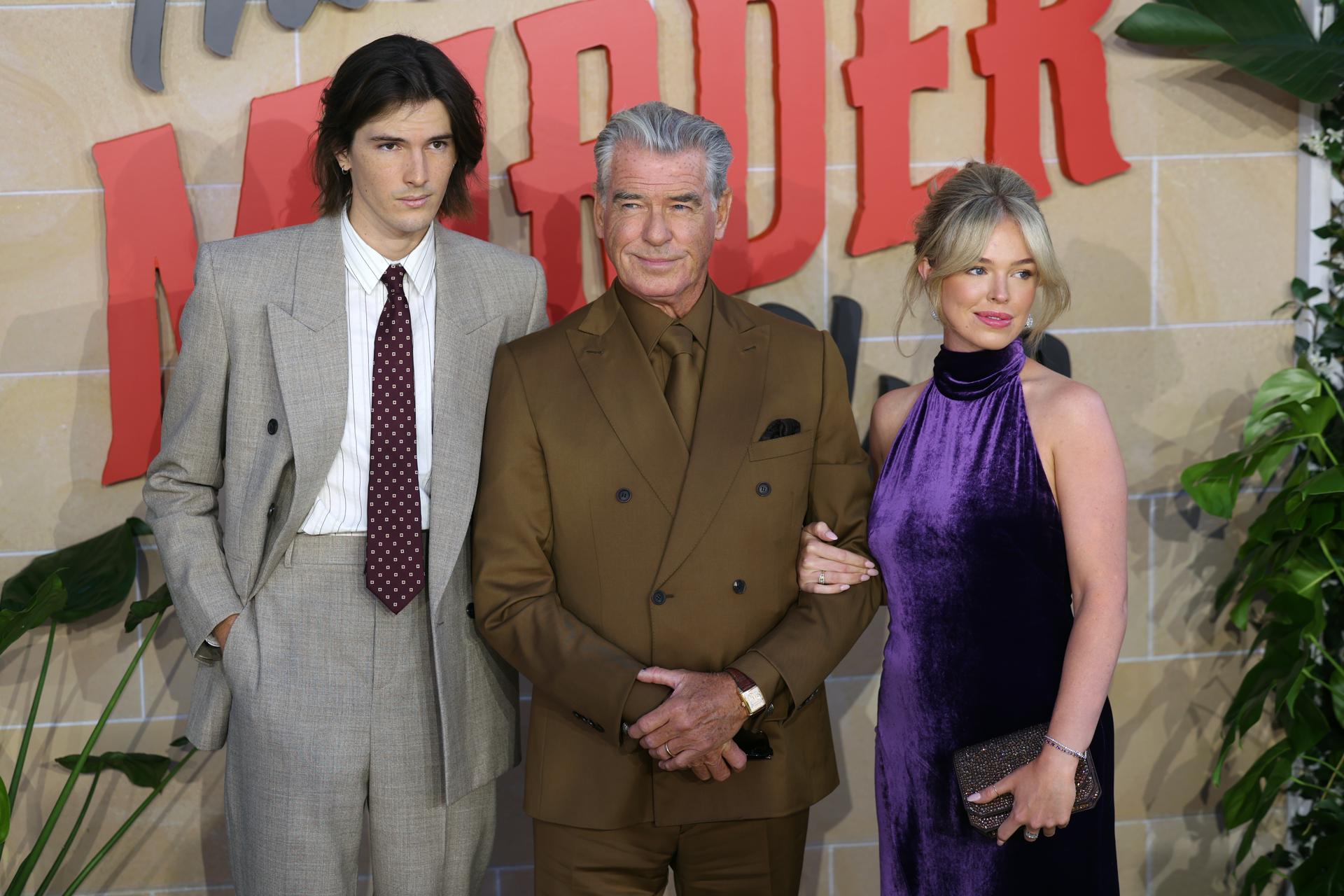 Dylan Brosnan, Pierce Brosnan y su nieta Isabella Smith posan en la alfombra verde en el estreno en el Reino Unido de 'The Thursday Murder Club' en Leicester Square Gardens en Londres, Reino Unido. EFE/NEIL HALL
