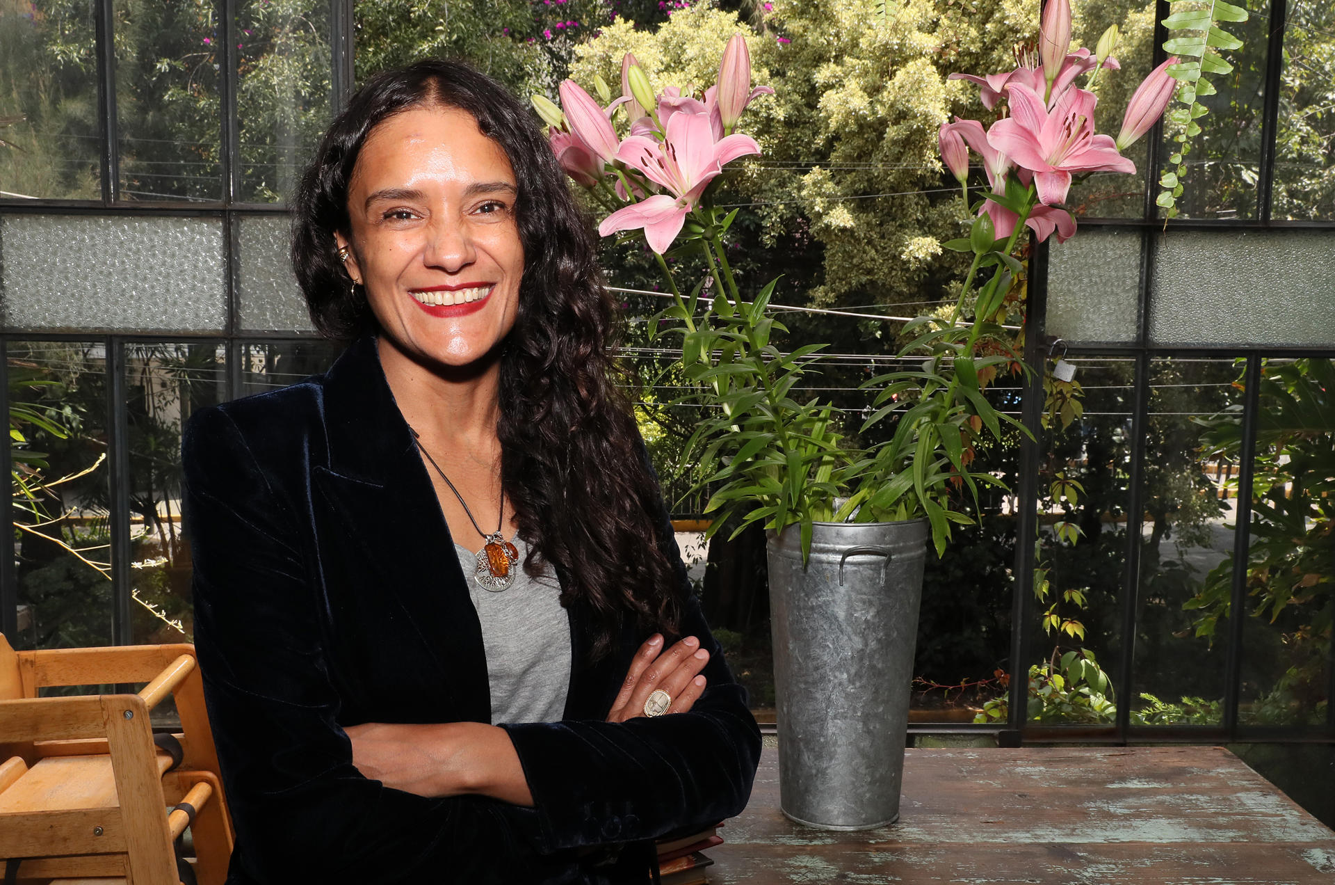 La escritora mexicana Alma Delia Murillo posa durante una entrevista con EFE este viernes, en la Ciudad de México (México). EFE/ Mario Guzmán