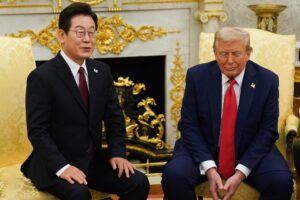 El presidente de Estados Unidos, Donald Trump (d), y el presidente de Corea del Sur, Lee Jae-Myung (i), durante una reunión en la Oficina Oval de la Casa Blanca en Washington. EFE/EPA/AL DRAGO / POOL