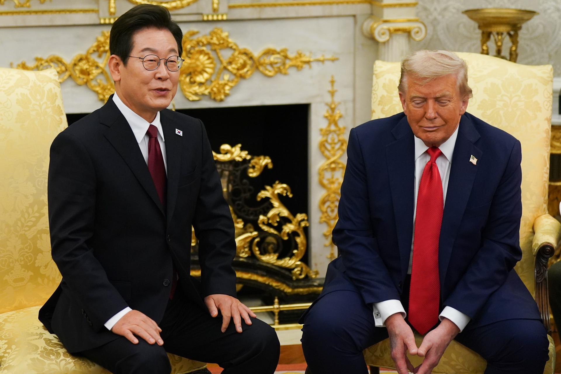 El presidente de Estados Unidos, Donald Trump (d), y el presidente de Corea del Sur, Lee Jae-Myung (i), durante una reunión en la Oficina Oval de la Casa Blanca en Washington. EFE/EPA/AL DRAGO / POOL