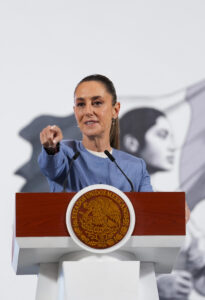 Fotografía cedida por la Presidencia de México de su mandataria, Claudia Sheinbaum, durante una rueda de prensa este viernes, en el Palacio Nacional de Ciudad de México (México). EFE/ Presidencia de México /SOLO USO EDITORIAL/ NO VENTAS/ SOLO DISPONIBLE PARA ILUSTRAR LA NOTICIA QUE ACOMPAÑA (CRÉDITO OBLIGATORIO)