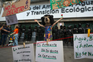 Una personas disfrazada participa durante una manifestación este jueves, en Quito (Ecuador). EFE/ José Jácome