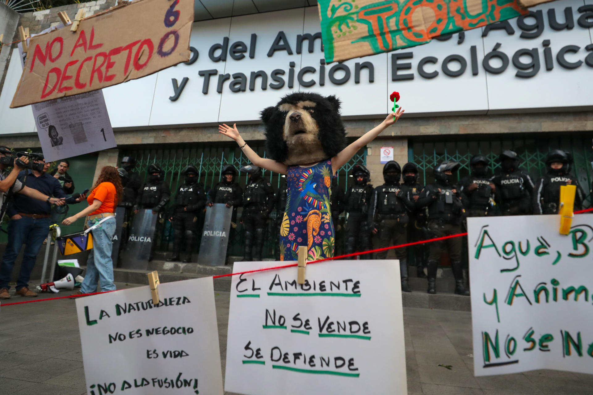 Una personas disfrazada participa durante una manifestación este jueves, en Quito (Ecuador). EFE/ José Jácome