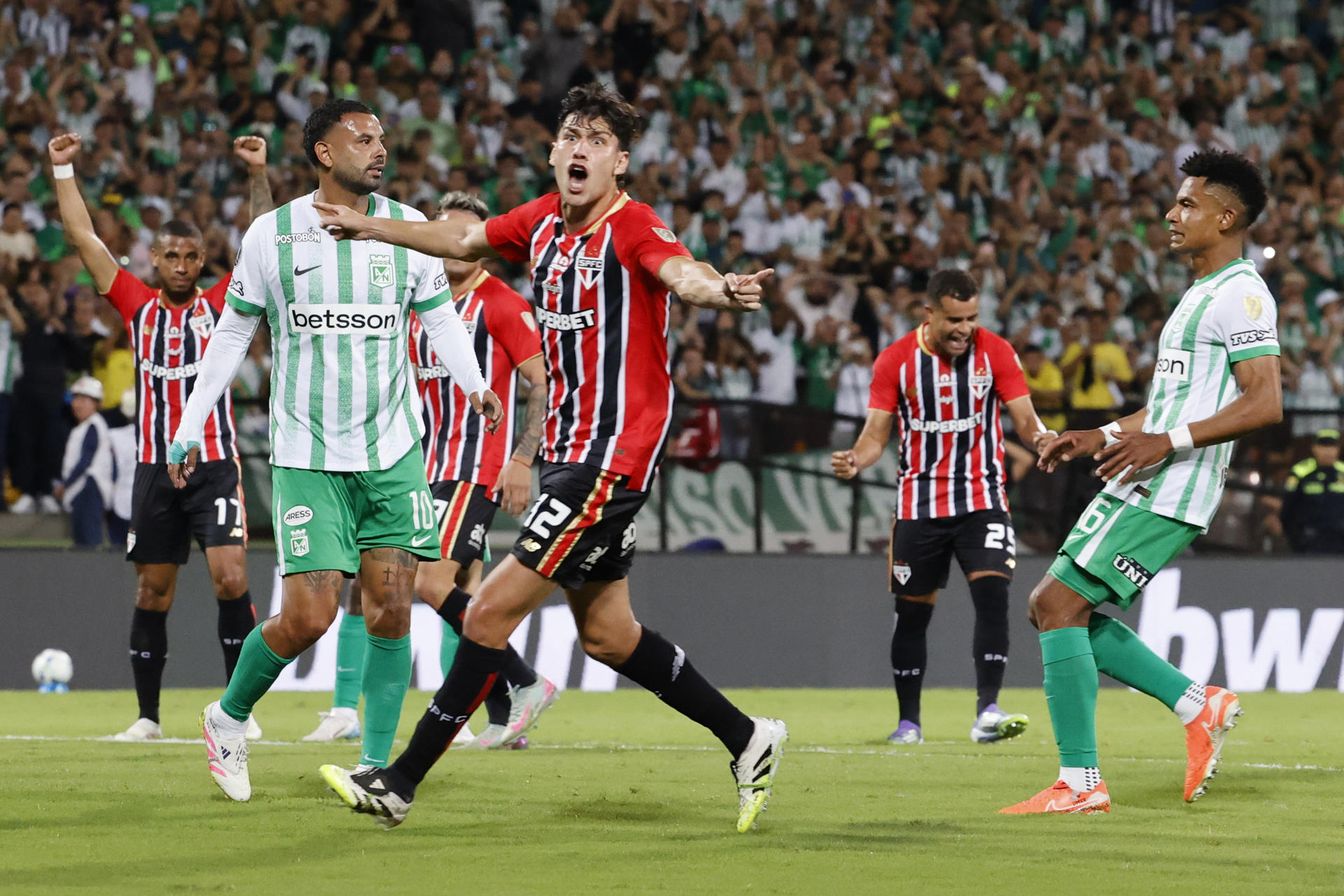 Nahuel Ferraresi (c) de Sao Paulo celebra un penalti fallado por Edwin Cardona (i) de Nacional en un partido de los octavos de final de la Copa Libertadores. EFE/Mauricio Dueñas Castañeda
