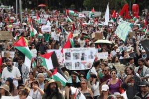 Personas participan en la llamada mega marcha 'México x Gaza' este domingo, en Ciudad de México (México). EFE/ Mario Guzmán