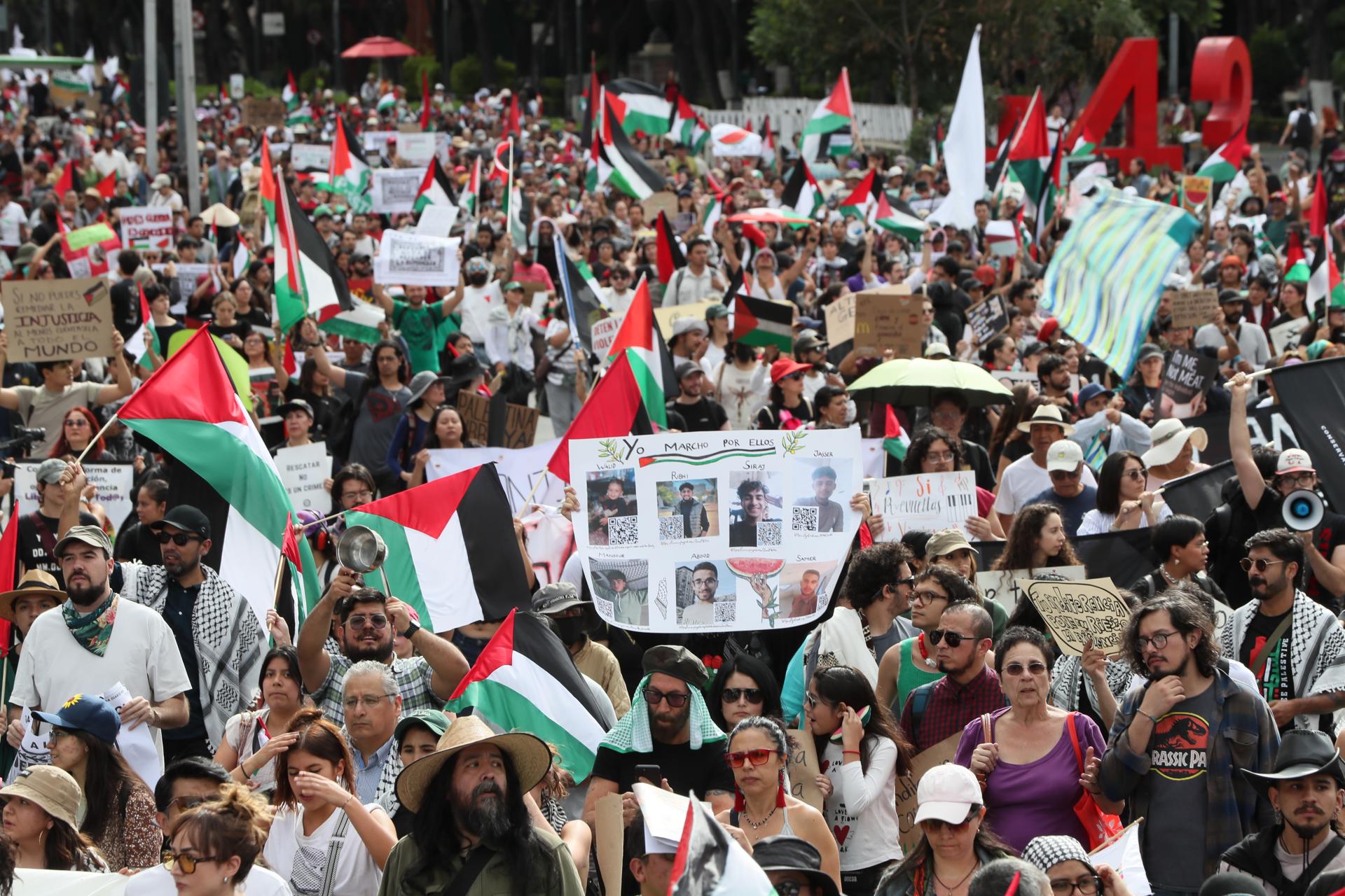Personas participan en la llamada mega marcha 'México x Gaza' este domingo, en Ciudad de México (México). EFE/ Mario Guzmán