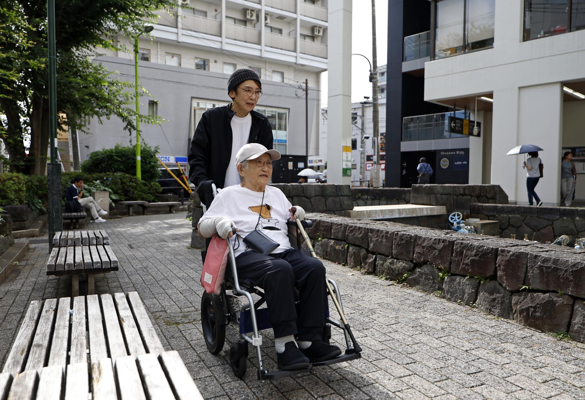 Kyoko Morita, hija de Fumiko Morita, lleva a su madre, sentada en una silla de ruedas, en Tokio, Japón, el 25 de junio de 2025 (publicada el 1 de agosto de 2025). Fumiko Morita, una 'hibakusha', el término japonés para un superviviente de la bomba atómica, tenía 16 años cuando presenció la devastación de la bomba atómica lanzada sobre Nagasaki. Después de mantener su experiencia personal en secreto durante décadas, se volvió activa en las redes sociales en los últimos años, concienciando sobre el peligro de las armas nucleares. EFE/EPA/FRANCK ROBICHON
