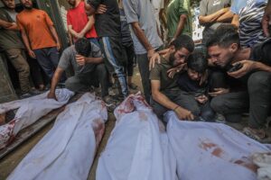 FOTODELDIA Ciudad de Gaza (-), 31/08/2025.- CONTENIDO GRÁFICO - Palestinos lloran junto a los cuerpos cubiertos de sus familiares en el hospital Al Shifa de la ciudad de Gaza, en la Franja de Gaza, el 31 de agosto de 2025. Según el Ministerio de Salud palestino en Gaza, más de 80 palestinos murieron en los ataques israelíes perpetrados en Gaza el 30 de agosto. Más de 63 000 palestinos han muerto en la Franja de Gaza desde octubre de 2023, según el Ministerio de Salud palestino, y unos 1200 israelíes han perdido la vida desde el inicio de la campaña militar israelí en respuesta al ataque transfronterizo de Hamás el 7 de octubre de 2023. EFE/MOHAMMED SABER -- ATENCIÓN, EDITORES: CONTENIDO GRÁFICO