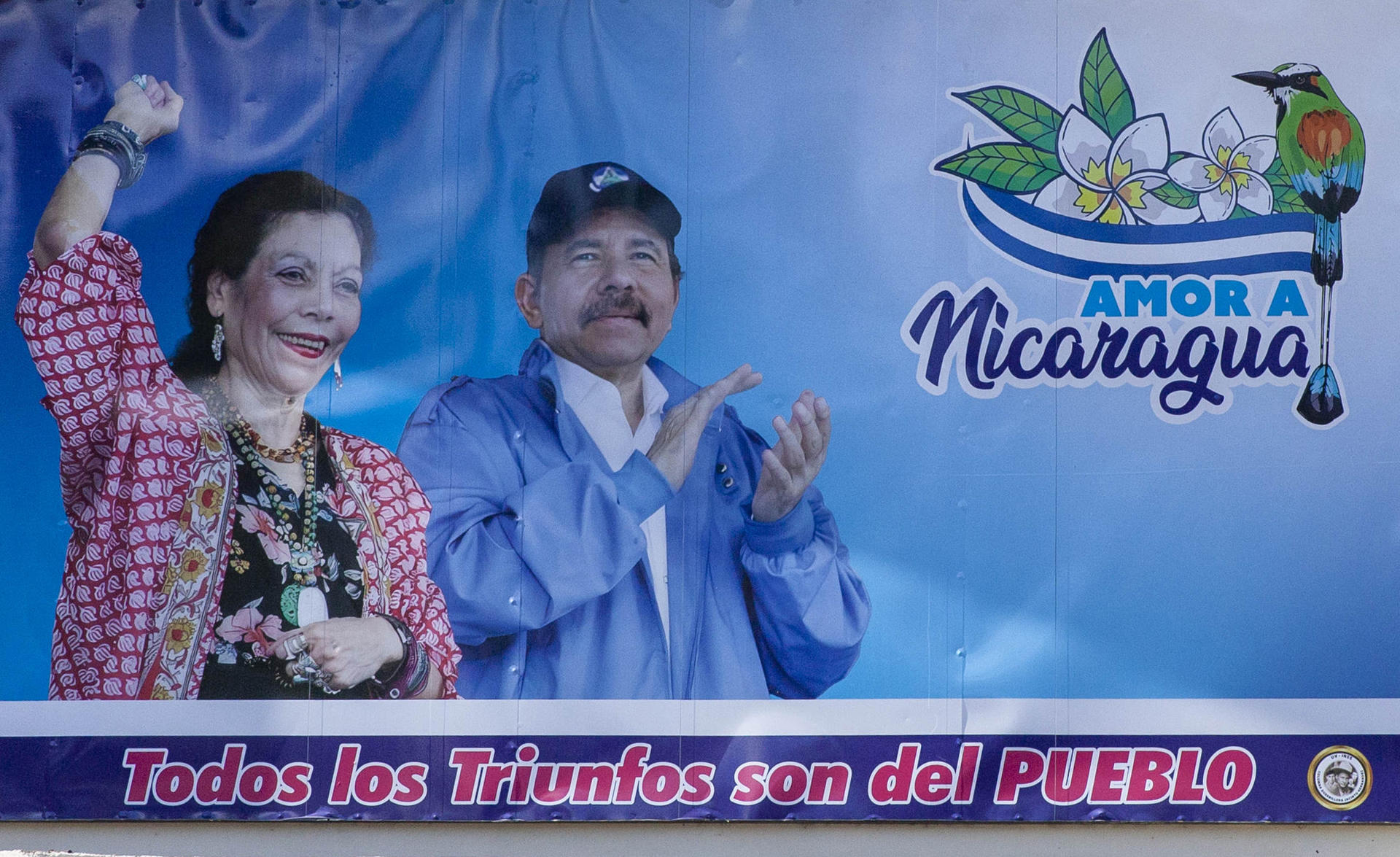 Fotografía de archivo de una valla con la imagen de los esposos y copresidentes de Nicaragua, Daniel Ortega y Rosario Murillo, en Managua (Nicaragua). EFE/Jorge Torres
