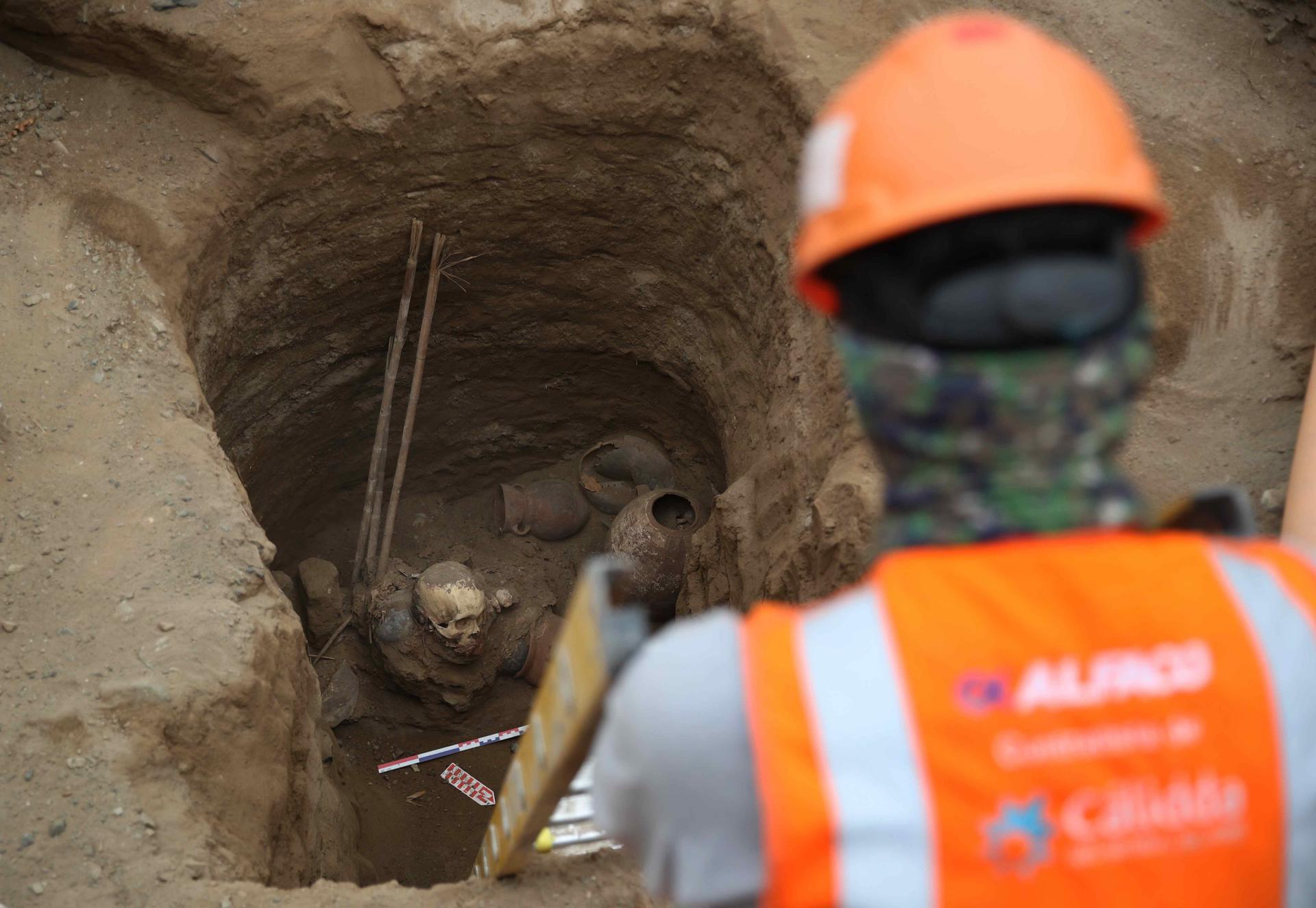 Vista general de un entierro prehispánico en el distrito limeño de Puente Piedra, hallado durante la instalación de tuberías de gas en la capital peruana. EFE/Paolo Aguilar