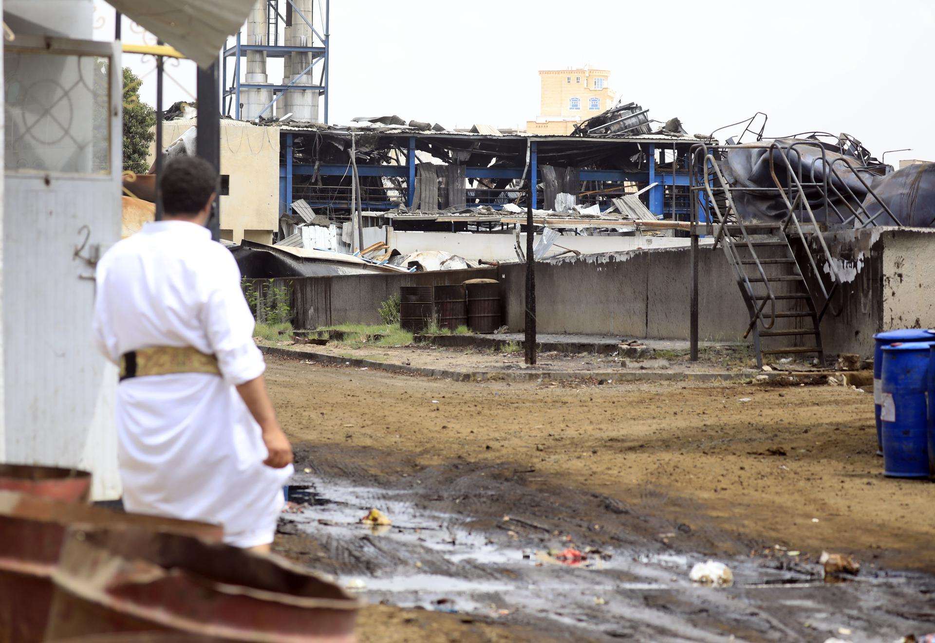 Un trabajador inspecciona una central eléctrica dañada tras los ataques israelíes, en Saná (Yemen), este domingo 17 de agosto de 2025. Los ataques israelíes han tenido como objetivo la central eléctrica de Haziz en la capital yemení de Sana'a, controlada por los hutíes, en respuesta a los continuos ataques de los hutíes contra Israel, según ha informado Al-Masirah TV, controlada por los hutíes. EFE/EPA/YAHYA ARHAB