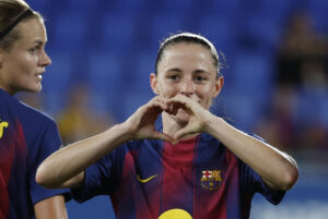 La defensora del FC Barcelona Ona Batlle celebra su gol, cuarto del equipo, durante el partido de Primera División Femenina que FC Barcelona y Alhama ElPozo CF disputan este sábado en el estadio Johan Cruyff​. EFE/Toni Albir