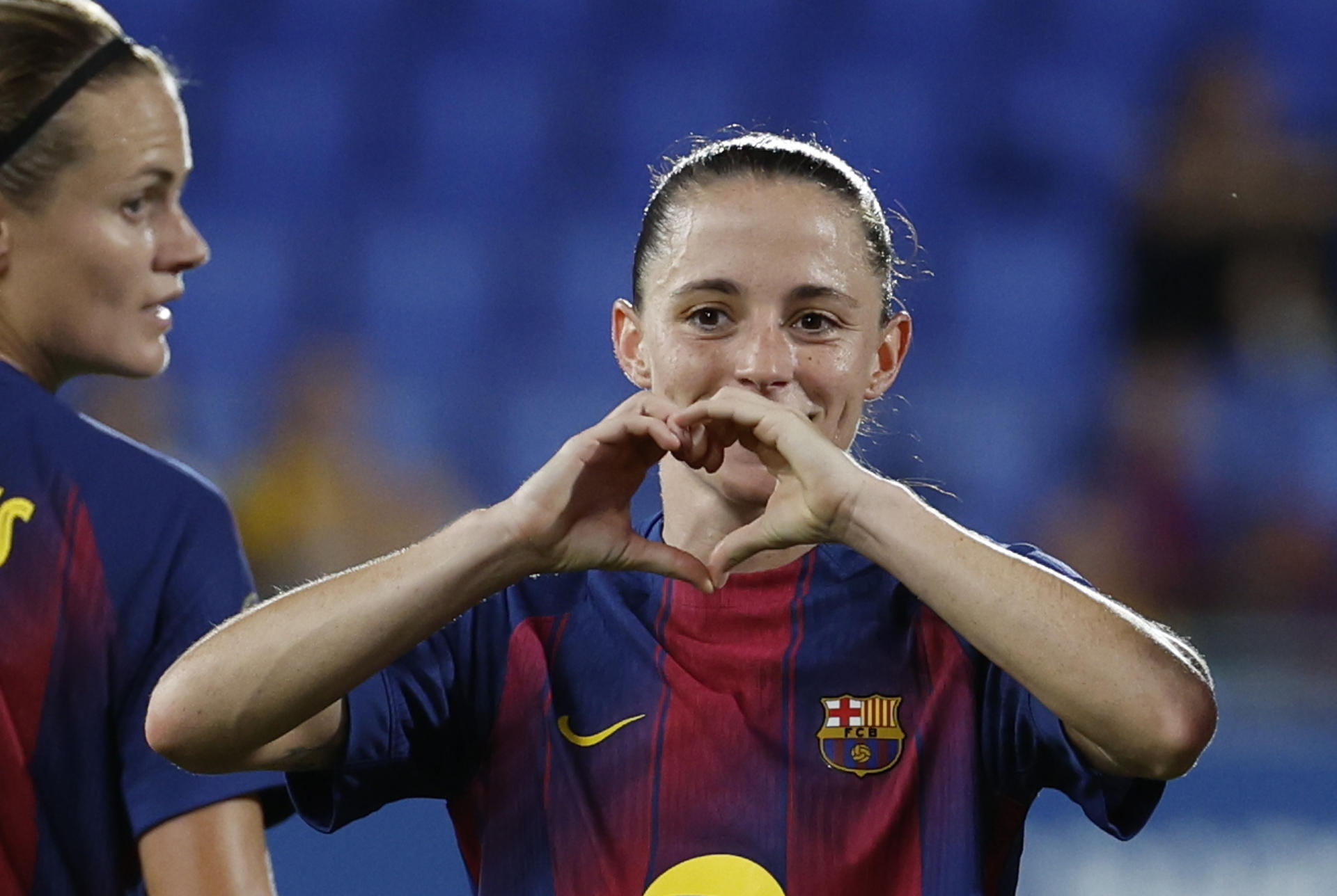 La defensora del FC Barcelona Ona Batlle celebra su gol, cuarto del equipo, durante el partido de Primera División Femenina que FC Barcelona y Alhama ElPozo CF disputan este sábado en el estadio Johan Cruyff​. EFE/Toni Albir