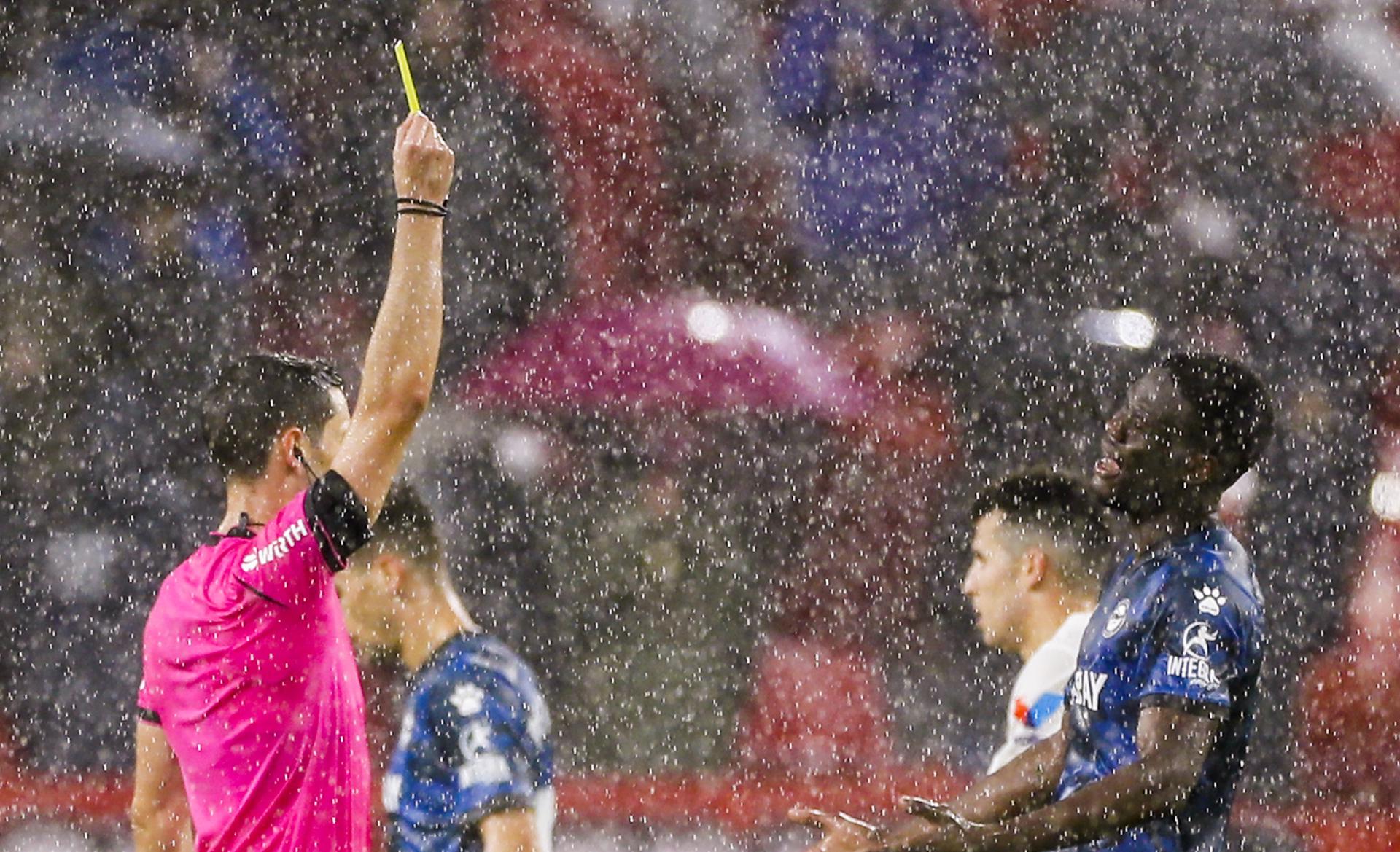 Fotografía de José Manuel Vidal, en la que puede verse en una imagen de archivo del 20 de noviembre de 2021 al futbolista Mamadou Loum, entonces jugador del Alavés. EFE