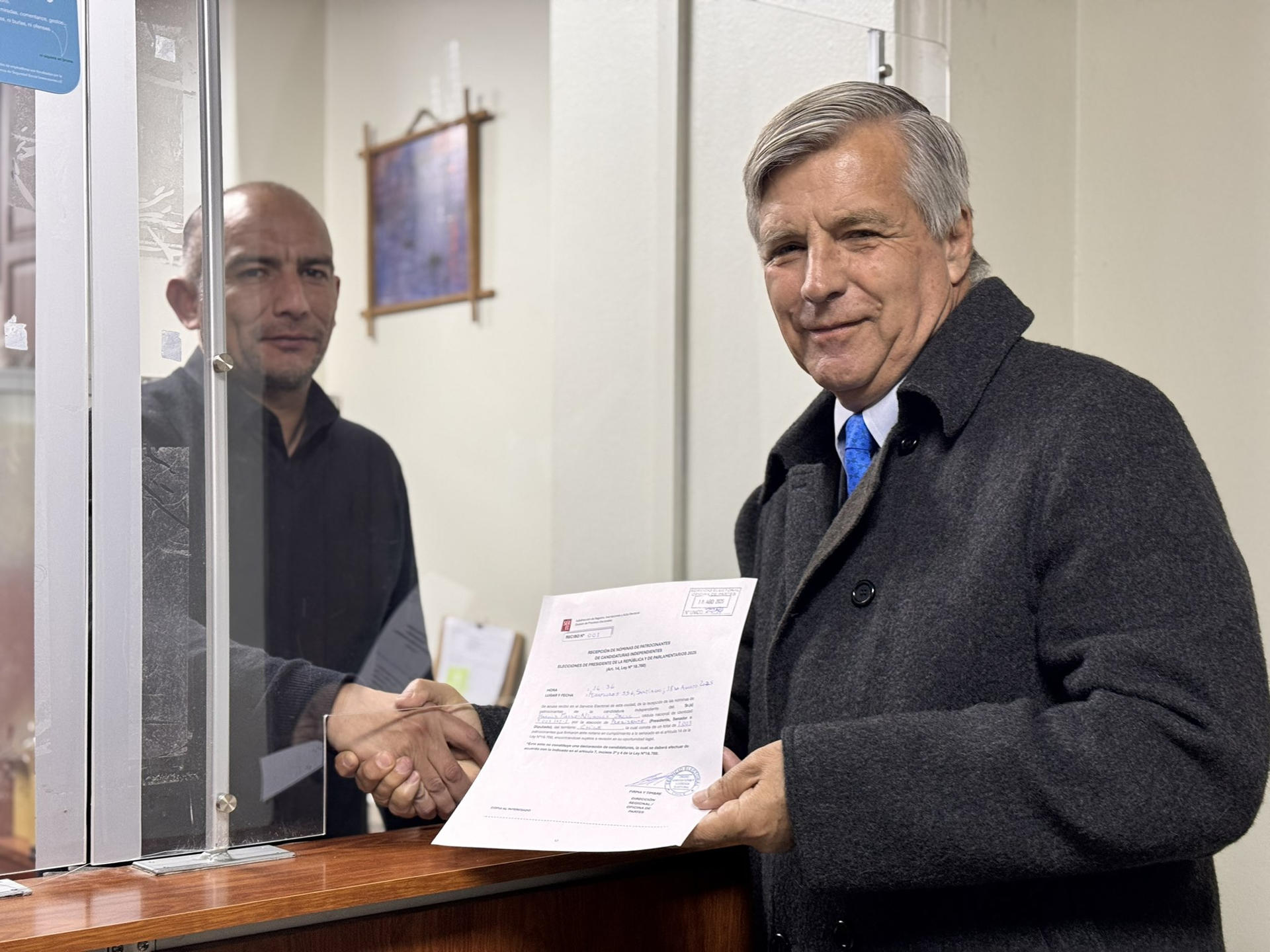 Fotografía cedida este lunes, 18 de agosto, por la oficina de prensa del candidato presidencial independiente Harold Mayne-Nicholls, al posar durante la inscripción de su candidatura, en las oficinas del Servicio Electoral (Servel), en Santiago de Chile. EFE/Prensa Harold Mayne-Nicholls