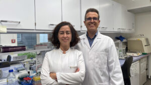 Un equipo internacional de científicos, dirigidos por los españoles Samuel Peña-Llopis y Silvia Vega Rubín de-Celis (en la imagen), que desempeñan su labor en el Hospital Universitario de Essen (Alemania), ha descubierto una nueva vía de señalización celular que podría ser la diana de determinados fármacos y dar lugar a tratamientos personalizados para combatir algunos de los cánceres más agresivos. Imagen cedida por los investigadores.