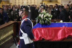 Integrantes del Batallón Guardia Presidencial vigilan el féretro del fallecido senador y precandidato presidencial Miguel Uribe Turbay este miércoles, en la catedral Primada en Bogotá (Colombia) Uribe Turbay falleció el lunes, dos meses después de un atentado en su contra. EFE/Carlos Ortega
