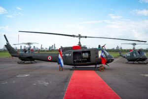 Fotografía cedida por el Ministerio de Defensa que muestra helicópteros donados por Taiwán a la Fuerza Aérea Paraguaya (FAP) este jueves, en la Base Aérea Ñu Guasu en Luque (Paraguay). EFE/ Ministerio de Defensa