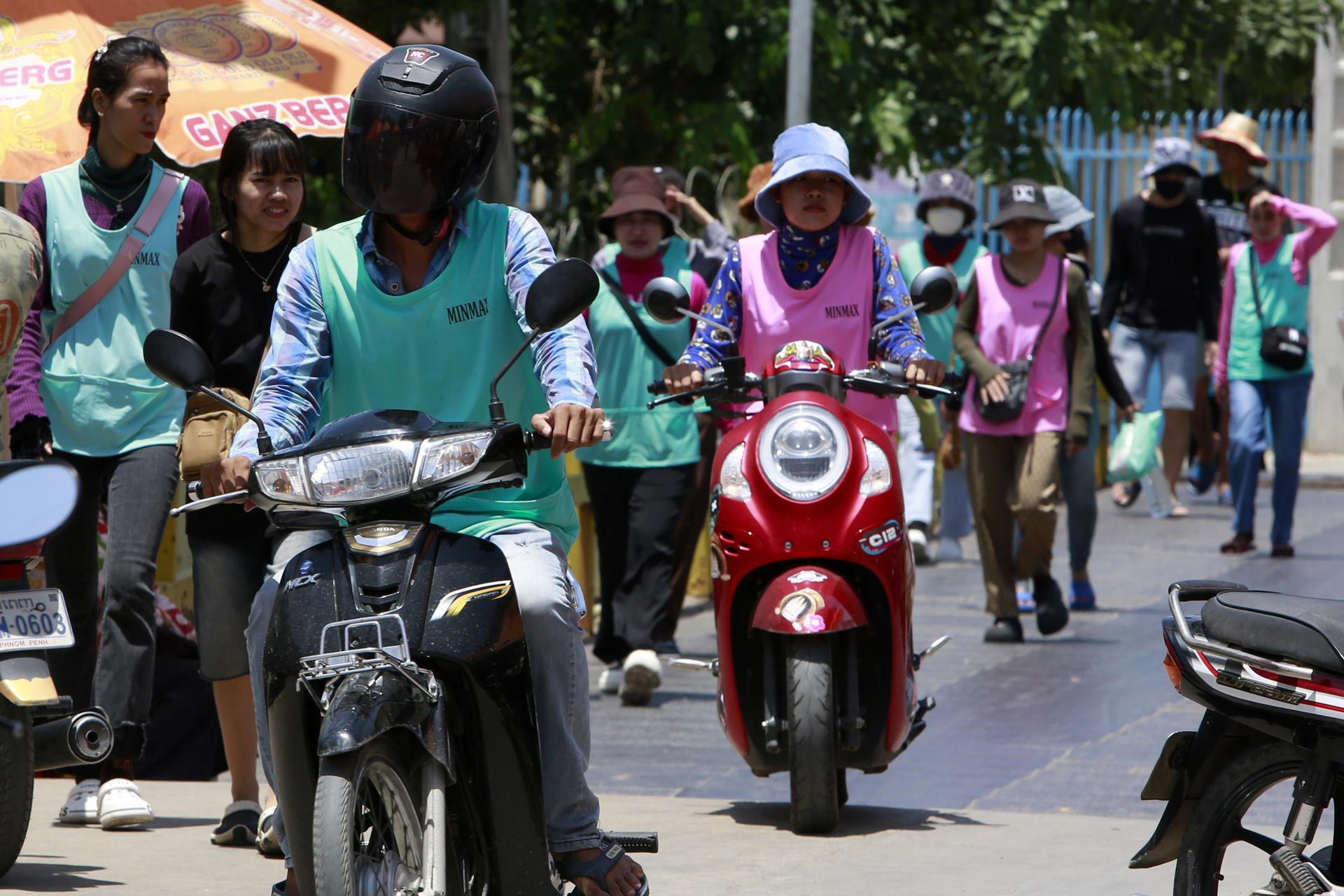 PHNOM PENH (Cambodia), 01/08/2025.- Cambodian workers take a break from their work in Phnom Penh, Cambodia, 01 August 2025. The United States has reduced tariffs on Cambodian exports from 49 percent to 19 percent, following a request made during phone calls between Cambodian leadership and US President Trump. The move is expected to support Cambodia's economic growth, strengthen bilateral trade, and promote lasting peace in the region. (Camboya, Estados Unidos) EFE/EPA/KITH SEREY