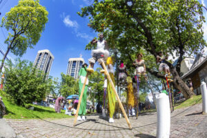 Integrantes del grupo de zanqueros Moko Jumbies participan en la tradicional Procesión de la Calle Kambule por el Día de la Emancipación este viernes, en Puerto España (Trinidad y Tobago). EFE/ Andrea De Silva