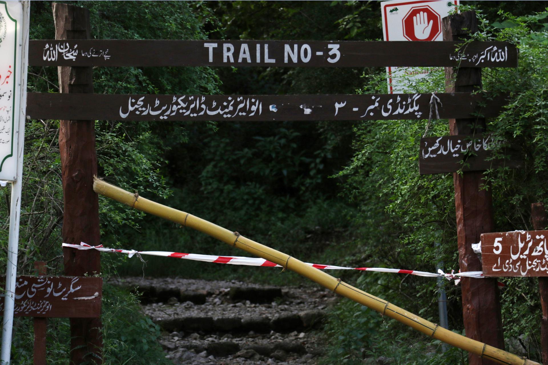 Cierre de las rutas de senderismo en las colinas Margalla de Islamabad, debido a las lluvias. EFE/EPA/SOHAIL SHAHZAD