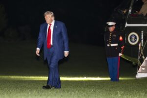 El presidente de Estados Unidos, Donald Trump, regresa a la Casa Blanca después de un fin de semana en Bedminster, Nueva Jersey, en Washington, DC, EE.UU., el 3 de agosto de 2025. EFE/EPA/Jim Lo Scalzo / POOL