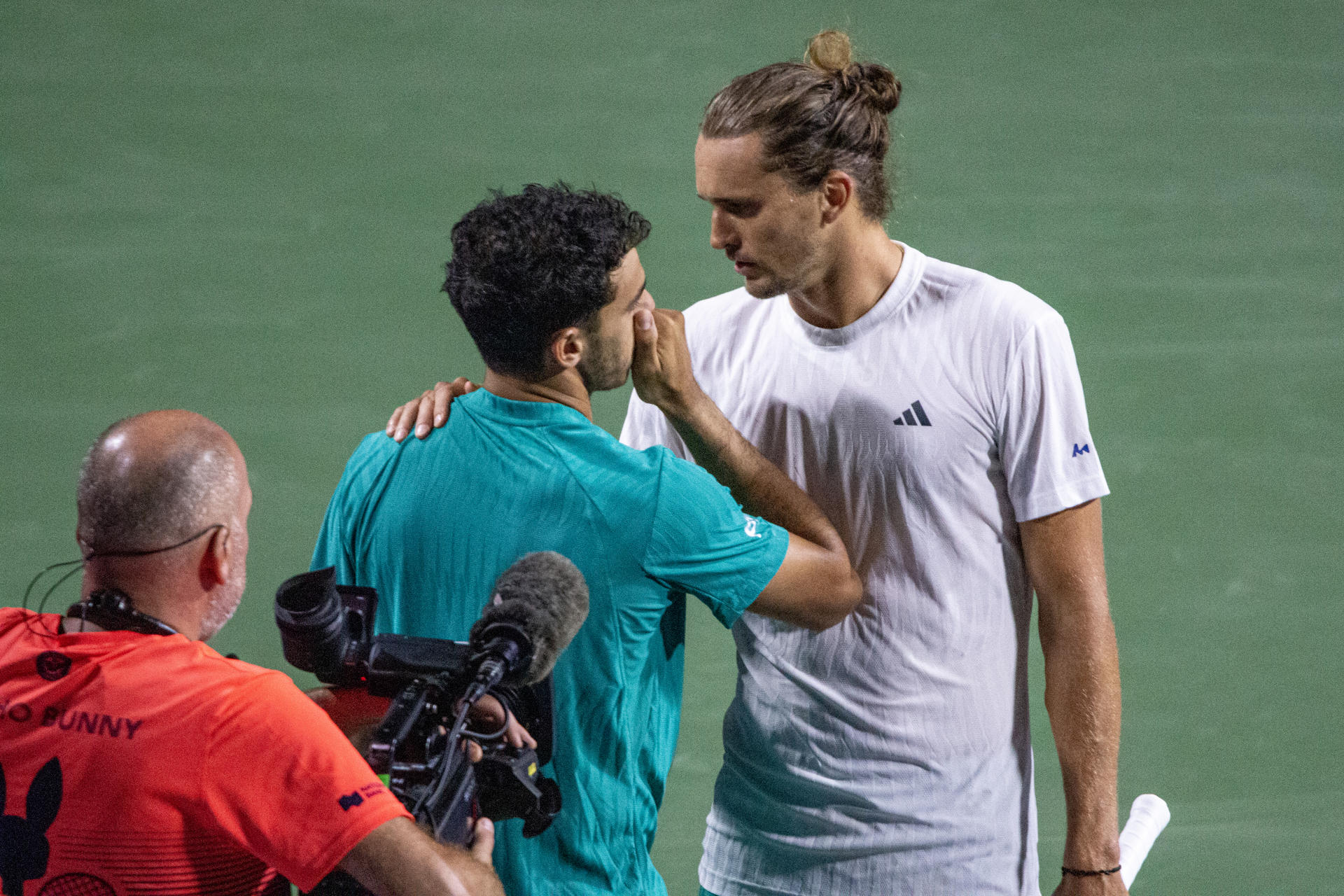 El alemán Alexander Zverev (d) consuela al argentino Francisco Cerúndolo, que abandonó por lesión el partido de octavos de final del torneo ATP 1000 de Toronto que jugaban este sábado. EFE/ Julio César Rivas
habla con el argentino Francisco Cerúndolo este sábado, durante el torneo ATP 1000 de Toronto (Canadá). EFE/ Julio César Rivas