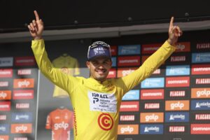 El español Pau Martí, del Israel Premier Tech Academy, venció este viernes en la segunda etapa de la Vuelta a Portugal, un triunfo que lo catapultó al liderato de la competición portuguesa. EFE/EPA/TIAGO PETINGA