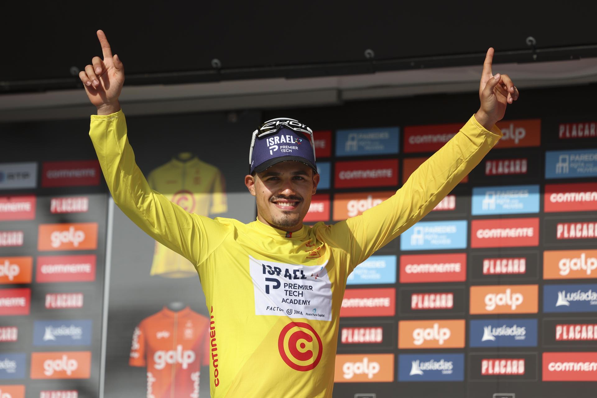 El español Pau Martí, del Israel Premier Tech Academy, venció este viernes en la segunda etapa de la Vuelta a Portugal, un triunfo que lo catapultó al liderato de la competición portuguesa. EFE/EPA/TIAGO PETINGA