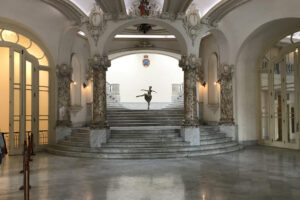 Fotografía cedida este jueves, 14 de agosto, por el arquitecto Julio César Pérez Hernández del patio de entrada del Palacio del Centro Gallego, en La Habana (Cuba), que hace parte de su nuevo libro 'Patios de Cuba'. EFE/Julio César Pérez Hernández