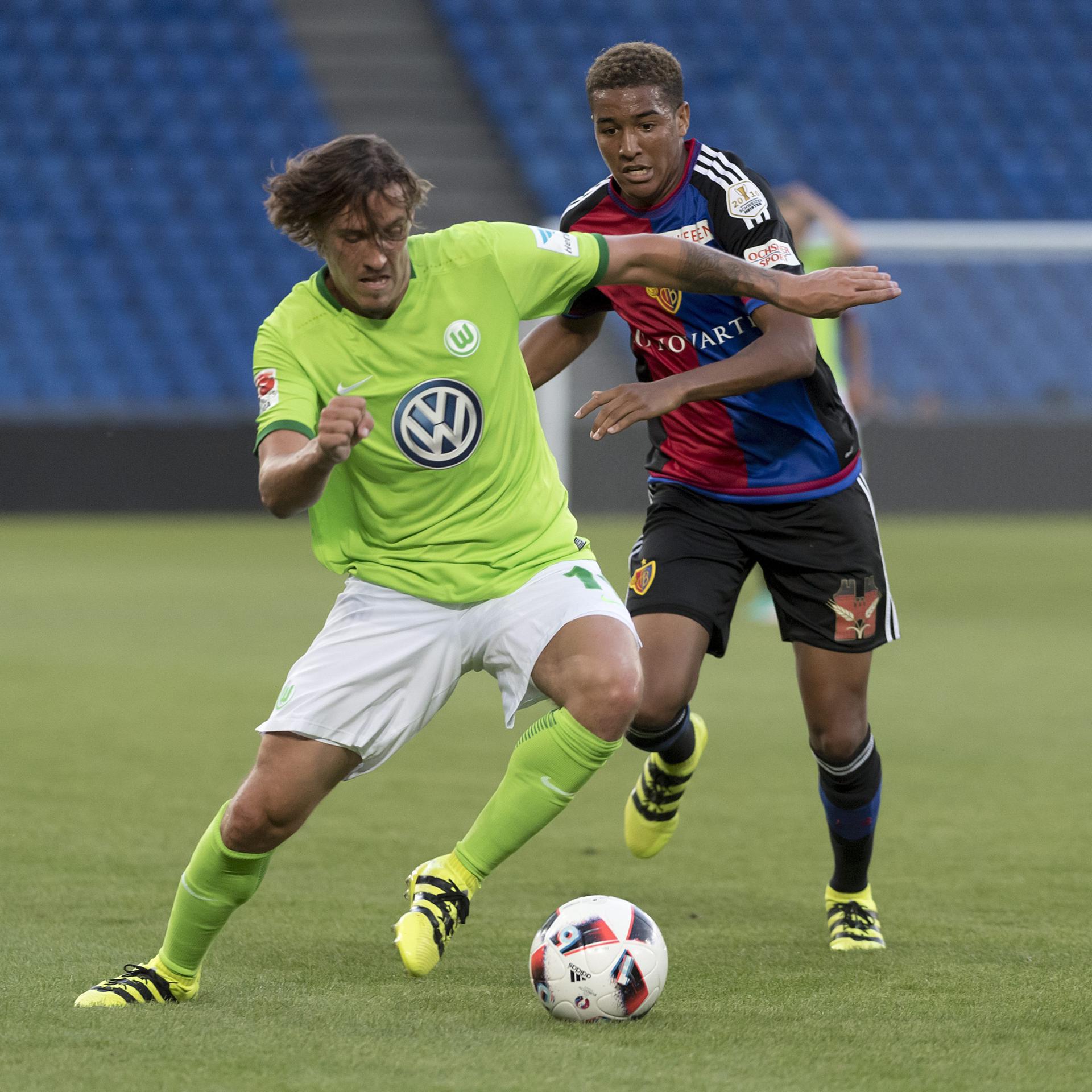 Max Kruse (i) de Wolfsburgo ante Charles Pickel (d) de Basilea en 2016,en foto de archivo de/GEORGIOS KEFALA. EFE