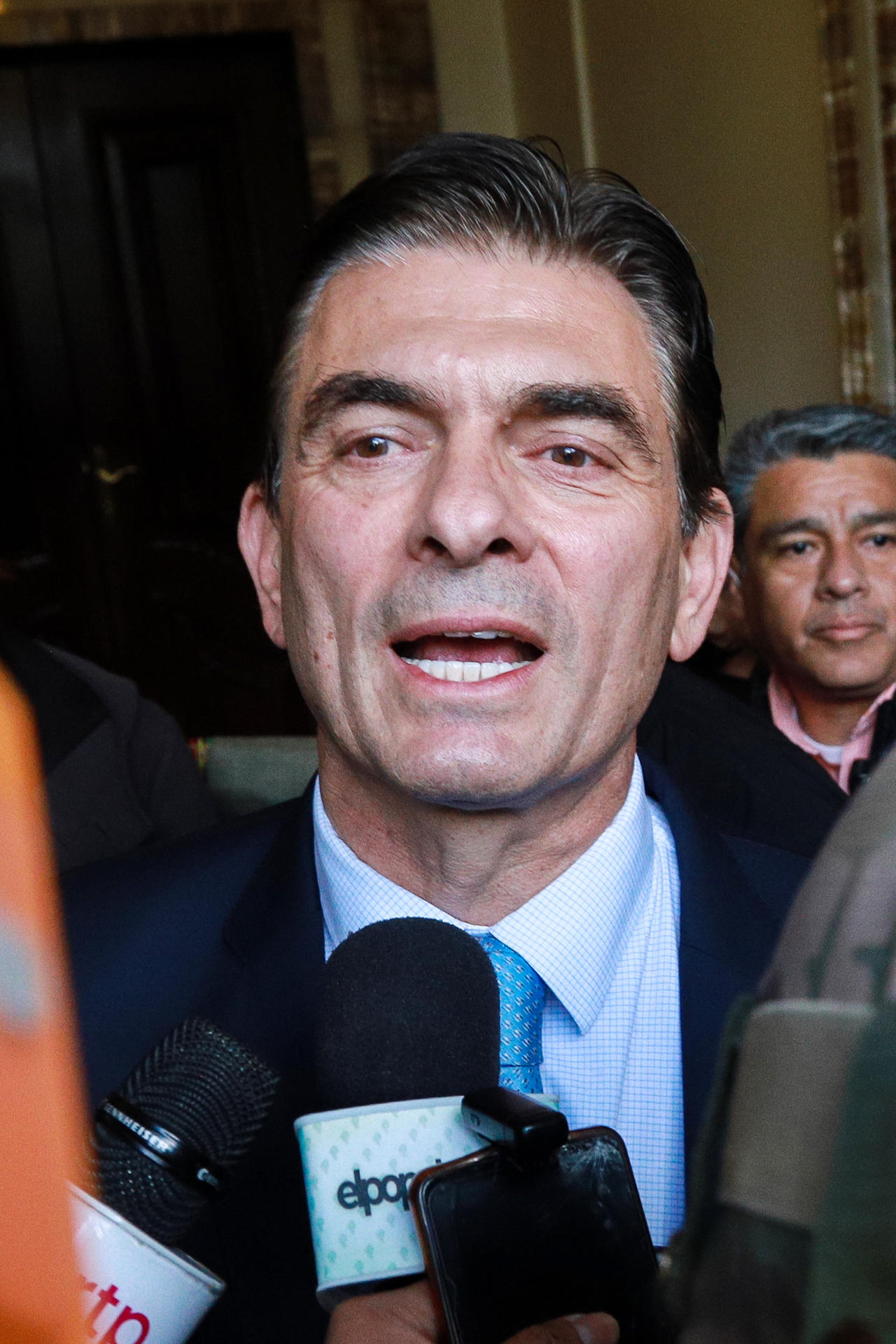El candidato a la Presidencia de Bolivia por el Partido Demócrata Cristiano (PDC), Rodrigo Paz Pereira, habla con periodistas previo a una reunión con el presidente Luis Arce, este 26 de agosto de 2025 en La Paz (Bolivia). EFE/ Gabriel Márquez