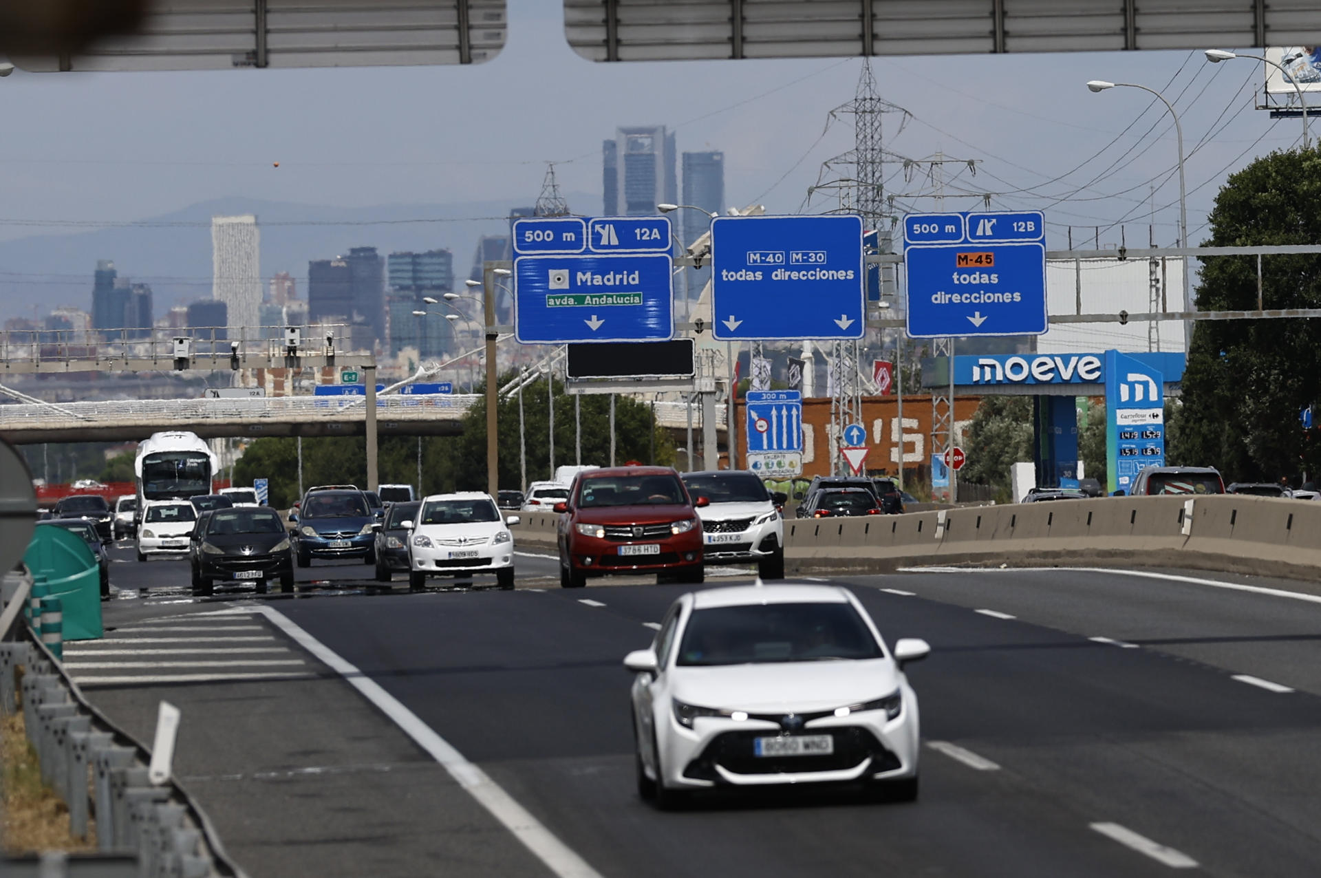 Vista de la Autovía de Andalucía a la altura de Getafe este domingo. Las carreteras españolas registran este domingo, última jornada de la operación retorno, las primeras retenciones en las entradas a Madrid por la A-3 a la altura de Fuentidueña de Tajo y en las carreteras andaluzas, principalmente de Cádiz y Huelva en dirección a Sevilla. EFE/Rodrigo Jiménez