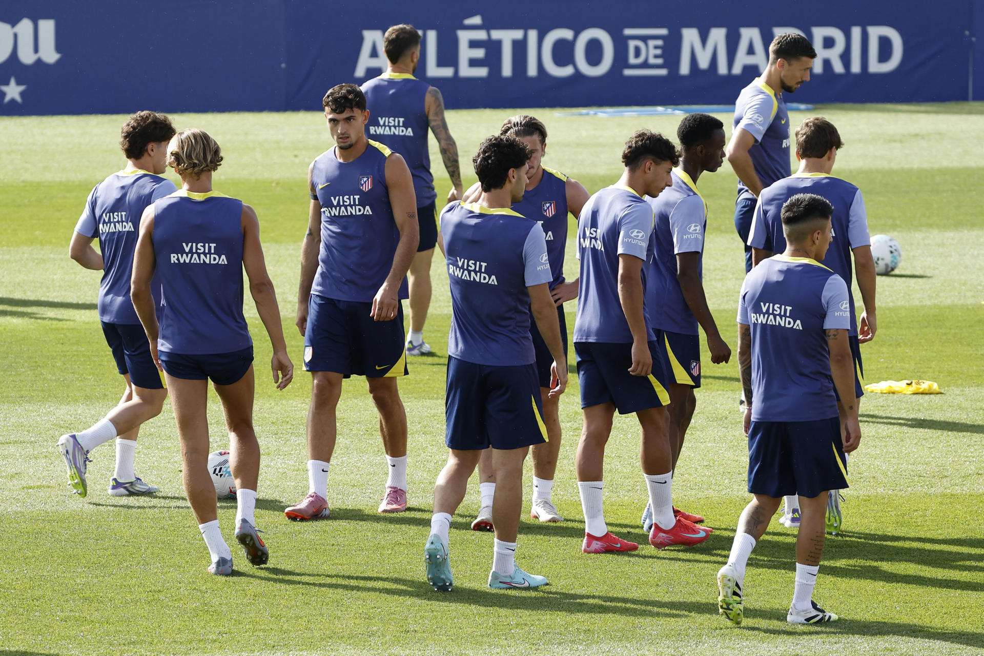 Fotografía de Chema Moya, en la que puede verse en una imagen de archivo del pasado 8 de agosto a los jugadores del Atlético de Madrid durante un entrenamiento. EFE