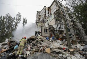 Trabajadores buscan el 31 de julio entre los escombros de un edificio de nueve plantas en Kiev derrumbado en un ataque con drones de Rusia.EFE/EPA/SERGEY DOLZHENKO
