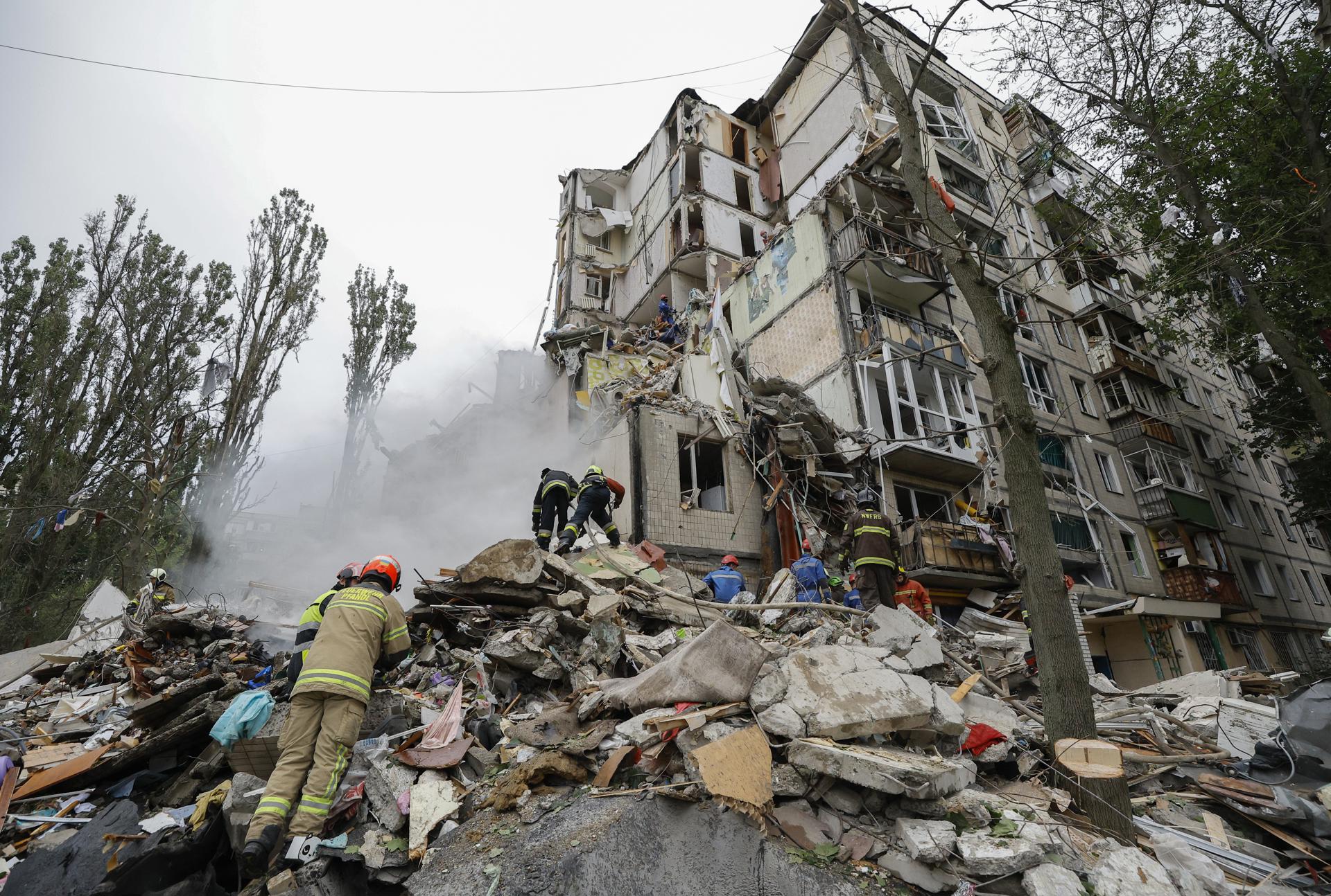 Trabajadores buscan el 31 de julio entre los escombros de un edificio de nueve plantas en Kiev derrumbado en un ataque con drones de Rusia.EFE/EPA/SERGEY DOLZHENKO