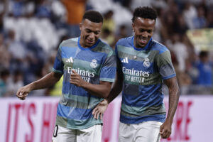 Los delanteros del Real Madrid Vinicius Junior (d) y Kylian Mbappé celebran uno de los goles, en Oviedo en foto de archivo de J.L. Cereijido. EFE