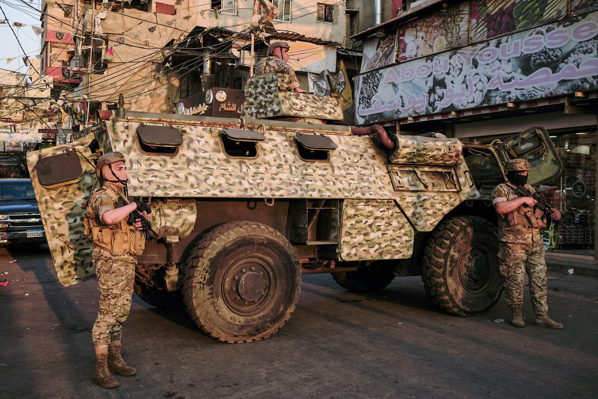 - El Ejército libanés recibió este jueves un conjunto de armas en el campo palestino de Burj al Barajneh, en Beirut, en lo que las autoridades han considerado el inicio del proceso de desarme de los doce campamentos de refugiados de esa comunidad en el país. "Doy la bienvenida al lanzamiento del proceso de entrega de las armas palestinas que comenzó hoy en el campo de Burj al Barajneh en Beirut, donde fue cedida la primera tanda de armamento y puesta bajo custodia del Ejército libanés", dijo el primer ministro, Nawaf Salam, en su cuenta de X. EFE/ Edgar Gutierrez