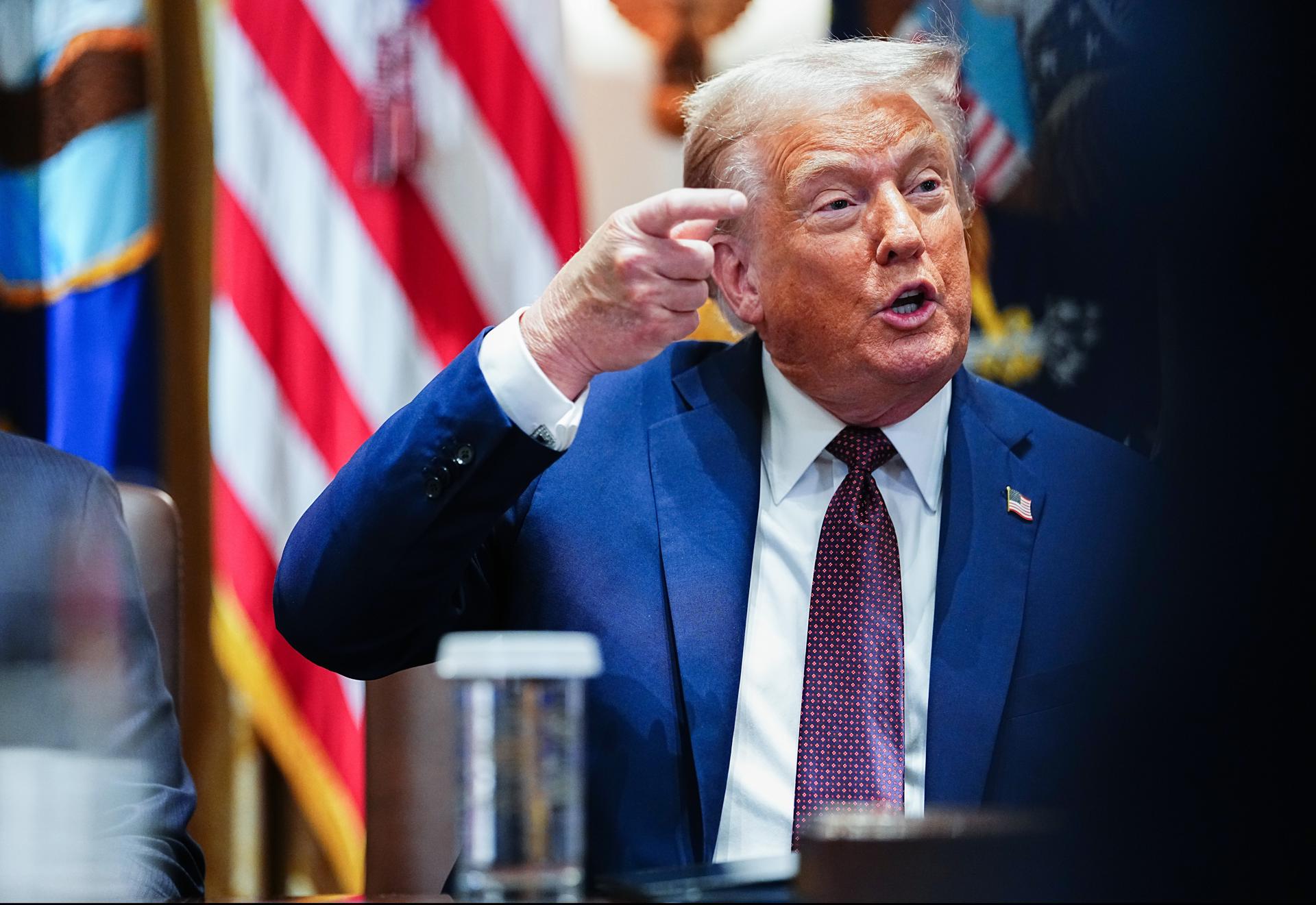 El presidente de Estados Unidos, Donald Trump, durante una reunión con su gabinete en la Casa Blanca, en Washington DC (EE.UU.). EFE/Aaron Schwartz/Pool