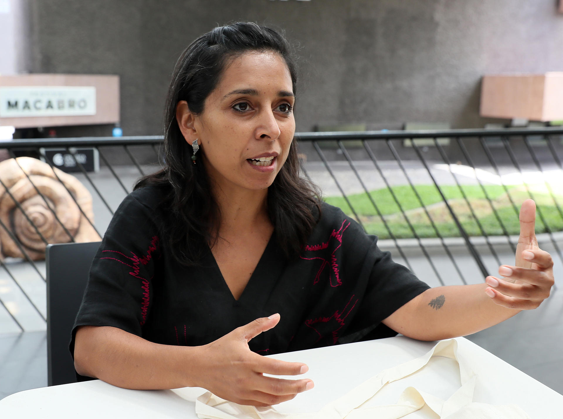 La directora del documental 'Formas de atravesar un territorio', Gabriela Domínguez, habla en una entrevista con EFE este viernes, en la Ciudad de México (México). EFE/ Mario Guzmán