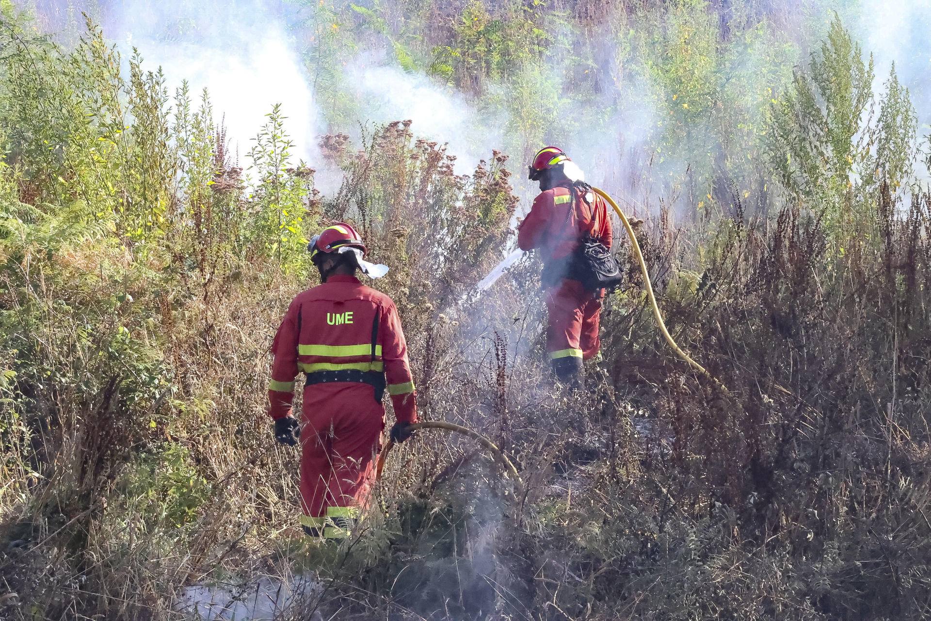 Efectivos de la UME trabajan para extinguir el incendio forestal en Corme aldea, en el ayuntamiento de Ponteceso este miércoles. La Xunta pidió la intervención de la Unidad Militar de Emergencias (UME), que también participa en las labores de extinción en Corme Aldea. En esta parroquia de Ponteceso, donde el fuego se inició sobre las 14:12 horas del martes y afecta a unas 60 hectáreas, también se ha decretado la Situación 2 y se procedió a la evacuación de algunos vecinos.-EFE/ Moncho Fuentes