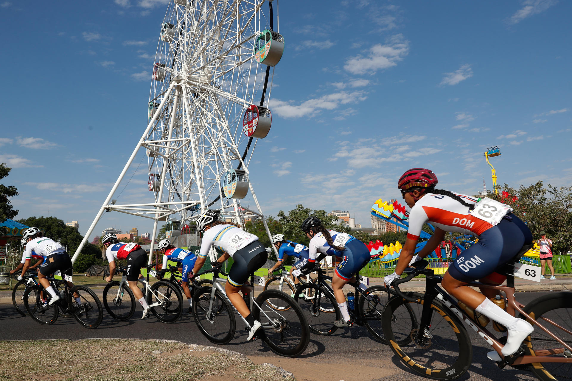 Fotografía de la prueba de ciclismo de ruta femenino, en los II Juegos Panamericanos, en la avenida Costanera en Asunción (Paraguay). EFE/Juan Pablo Pino