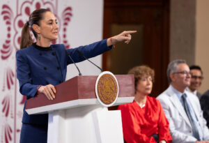 Fotografía cedida por la Presidencia de México de su mandataria, Claudia Sheinbaum, durante una rueda de prensa este miércoles, en el Palacio Nacional de Ciudad de México (México). EFE/ Presidencia De México /SOLO USO EDITORIAL/ NO VENTAS/ SOLO DISPONIBLE PARA ILUSTRAR LA NOTICIA QUE ACOMPAÑA (CRÉDITO OBLIGATORIO)