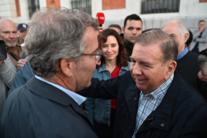 El opositor venezolano Edmundo González (d) junto al líder del PP, Alberto Núñez Feijóo, en una imagen de archivo. EFE/ Fernando Villar
