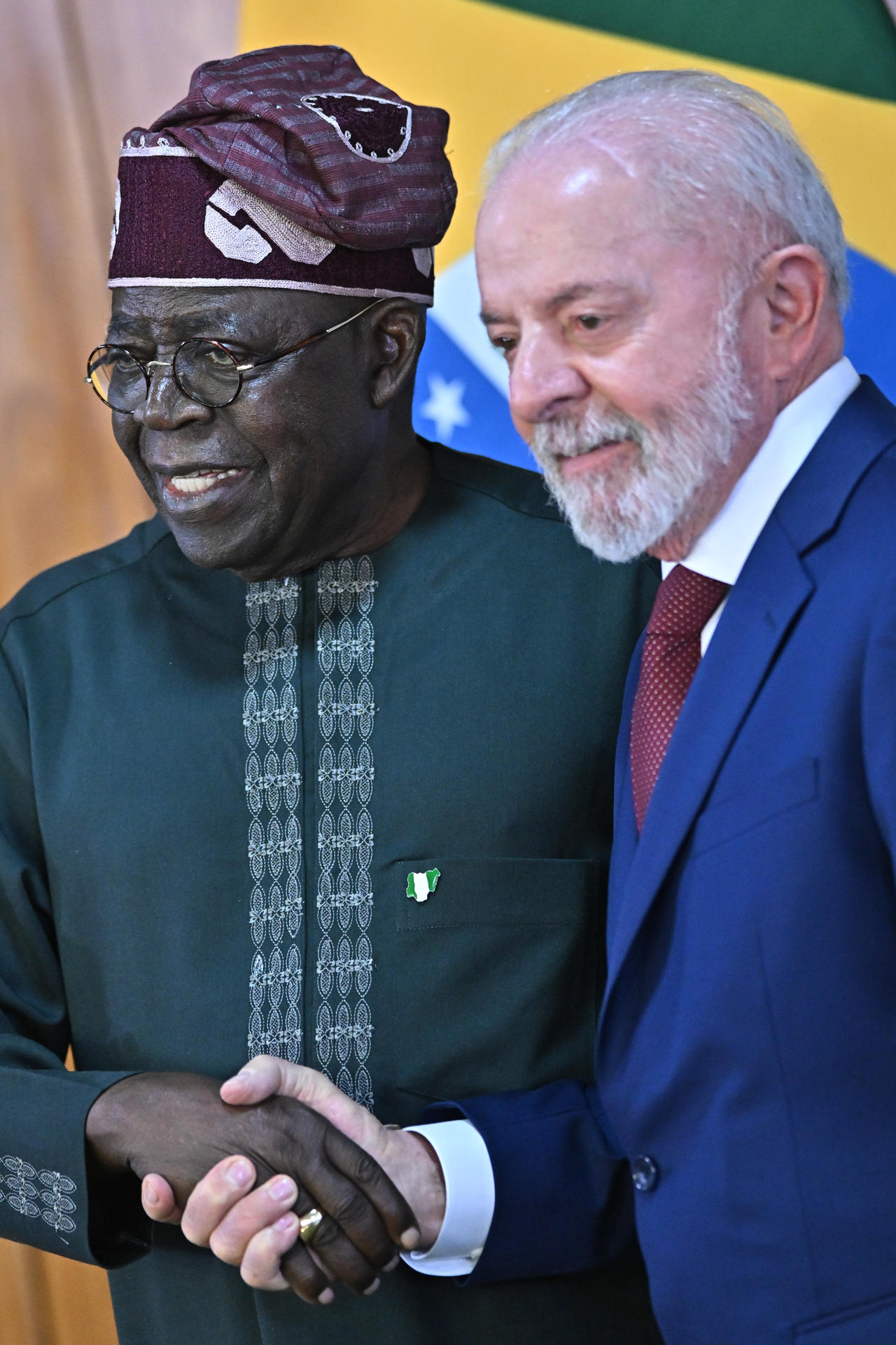 AME3361. BRASILIA (BRASIL), 25/08/2025.- El presidente de Brasil, Luiz Inácio Lula da Silva (d), estrecha la mano de su homólogo de Nigeria, Bola Tinubu, durante una ceremonia este lunes, en el Palácio del Planalto en Brasilia (Brasil). Lula y Tinubu, defendieron el multilateralismo, frente al "proteccionismo" y las "imposiciones hegemónicas" que amenazan a las soberanías nacionales. EFE/ Andre Borges