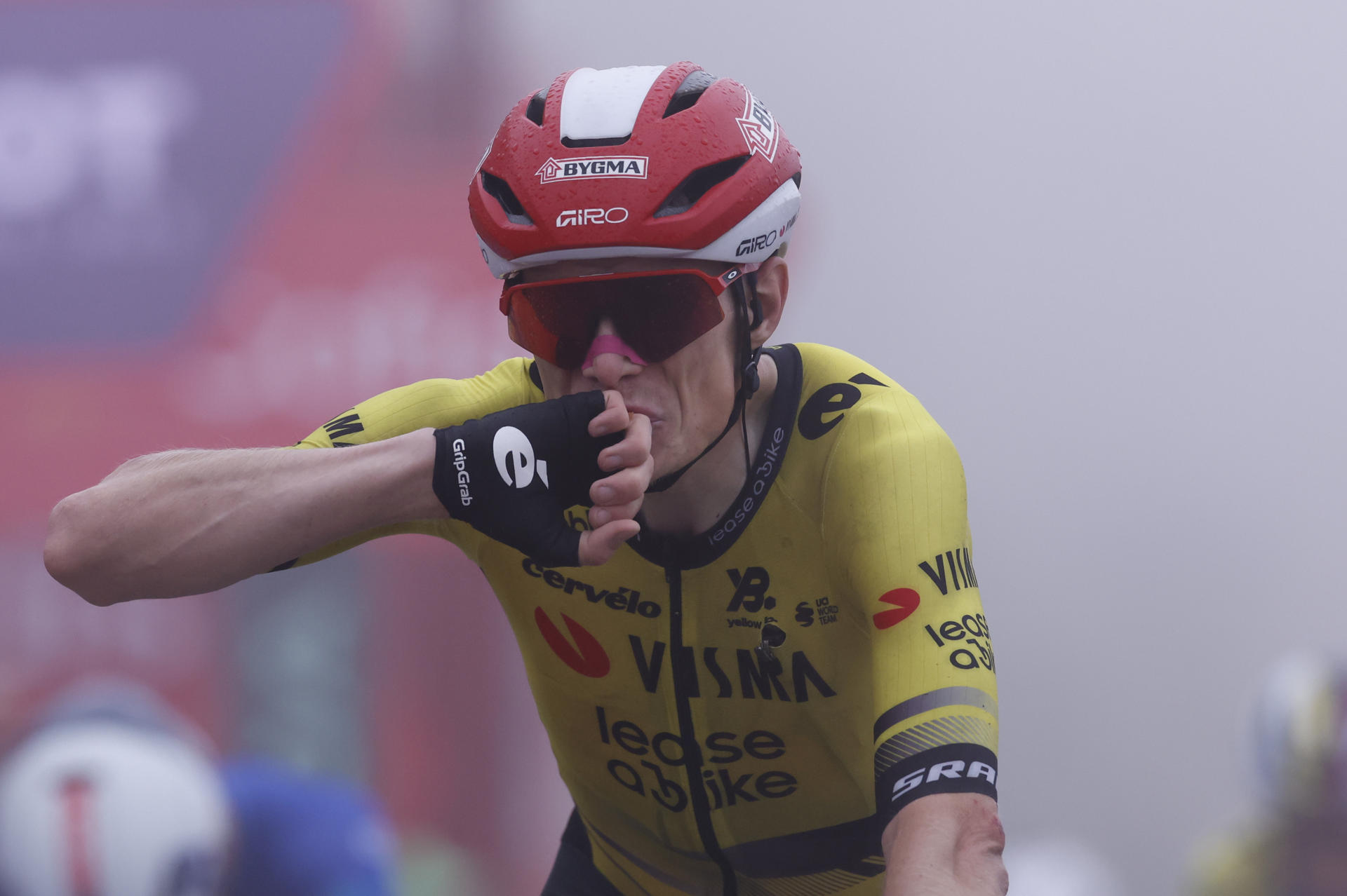 El ciclista danés Jonas Vingegaard (Visma-Lease a Bike) celebra su victoria en la segunda etapa de la Vuelta a España que ha discurrido este domingo por carreteras italianas con un trazado de 157 kilómetros entre Alba y Limone Piemonte, y donde se ha producido el primer final en alto de la carrera. EFE/ Javier Lizón