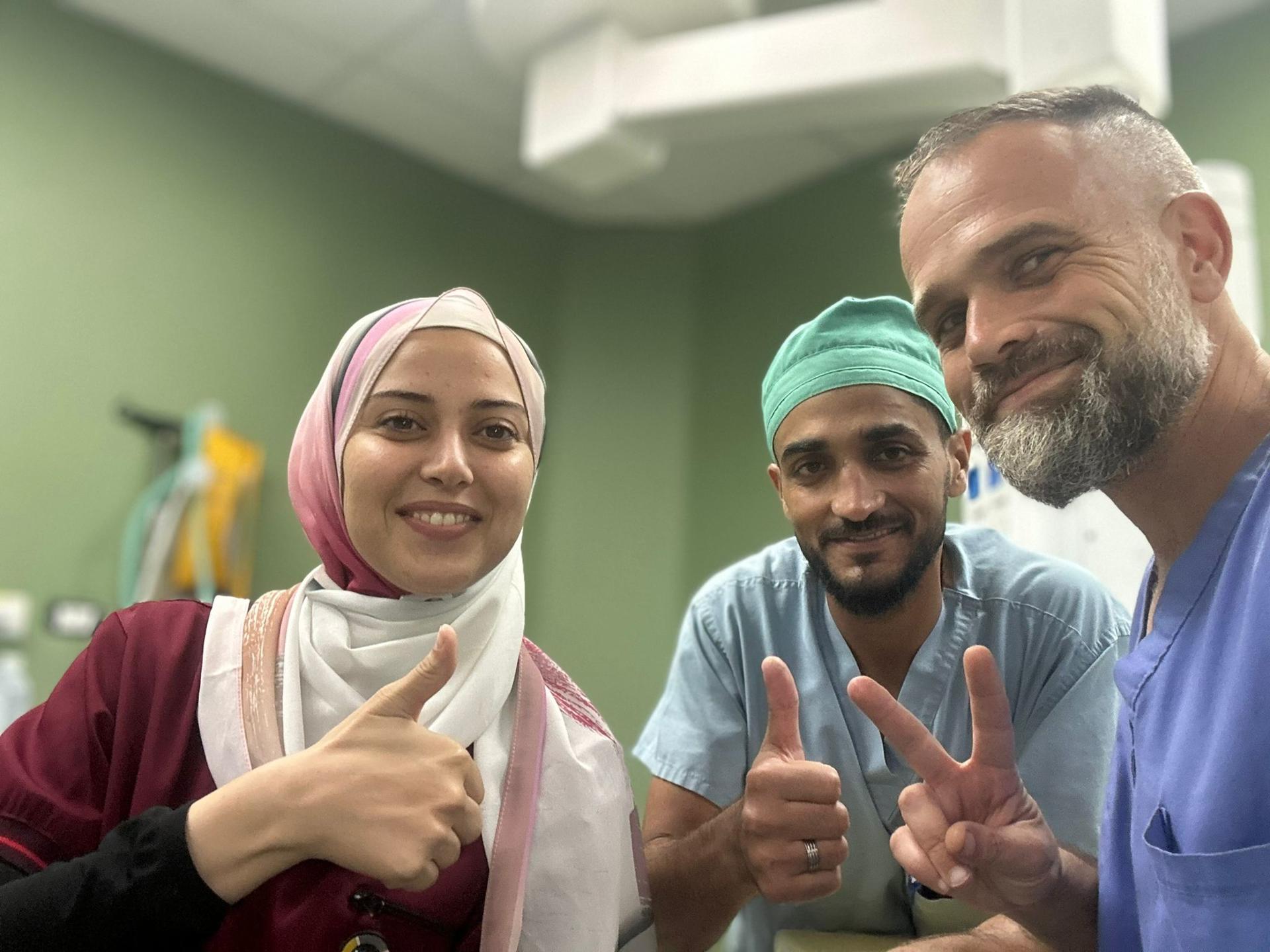 El médico anestesista y médico de urgencias Raúl Incertis con la doctora anestesista Bodour y el enfermero Tamer. Foto cedida por Incertis.